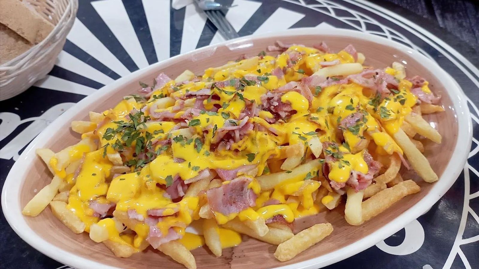 Patatas Cheddar, de el Bodegón, en Jerez.