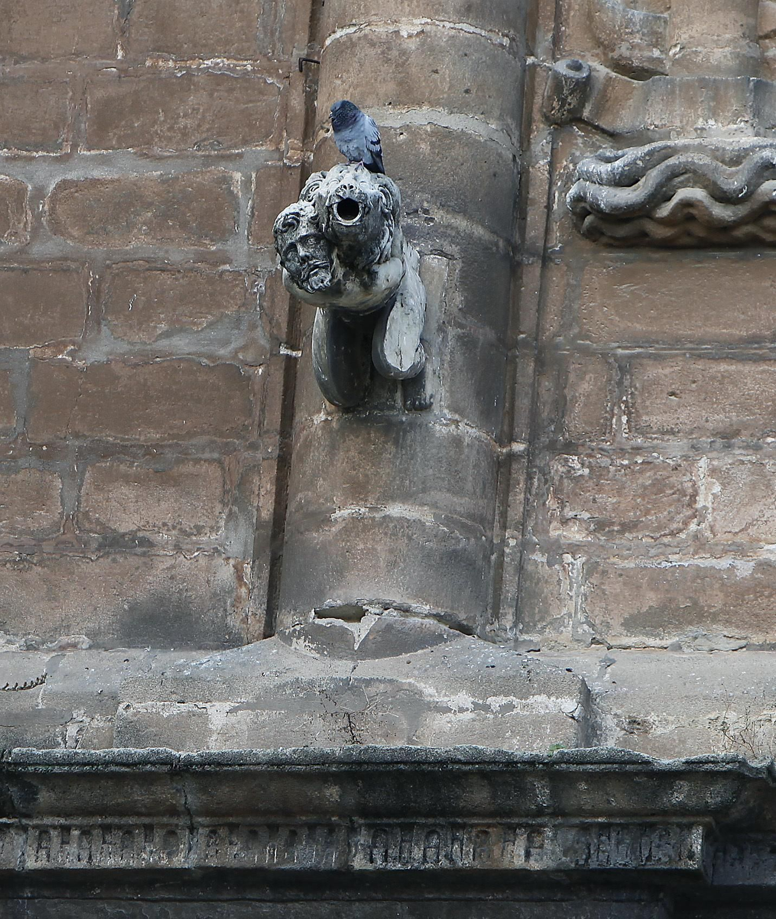 La limpieza  de la Capilla Real de la Catedral, en imágenes
