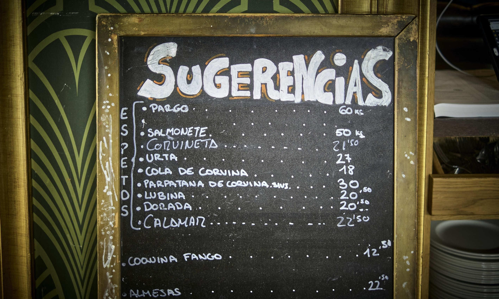 Cartelón de precios en un establecimiento hostelero de la capital gaditana.