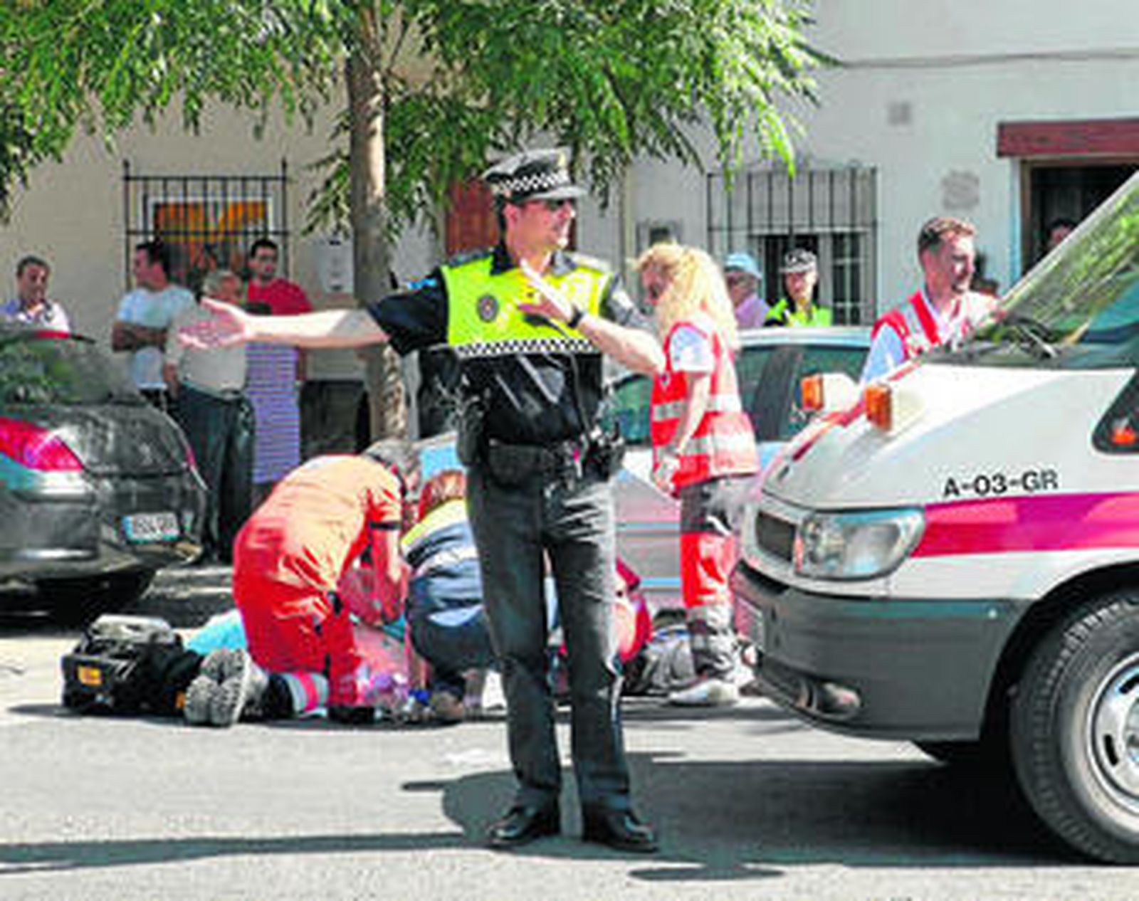 Imagen de ayer de los sanitarios intentando reanimar a la víctima.