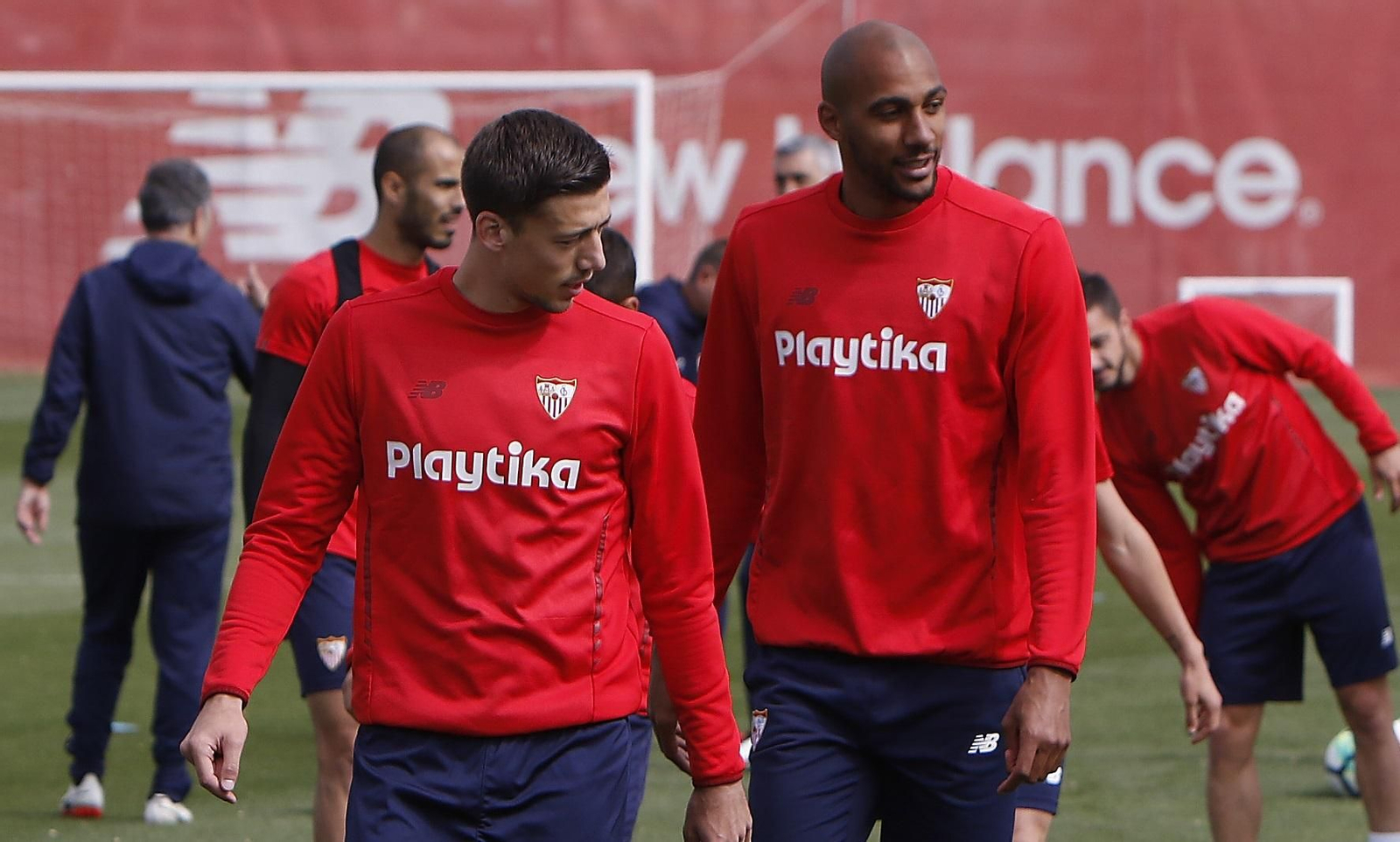 Clement Lenglet, en un entrenamiento junto a N'Zonzi.