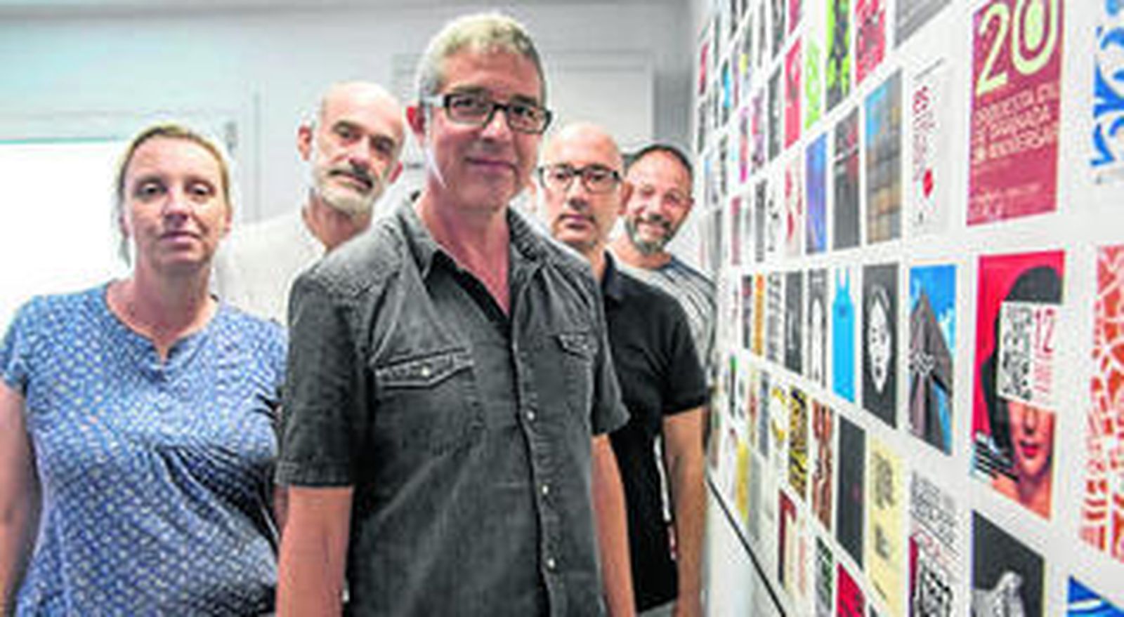 1 y 2. El equipo de Manigua, formado por cinco profesionales del diseño gráfico, en su estudio en el barrio de Cartuja. El diseño visual de la marca del Eje les ha llevado a dedicarse por completo al proyecto durante el mes de agosto.