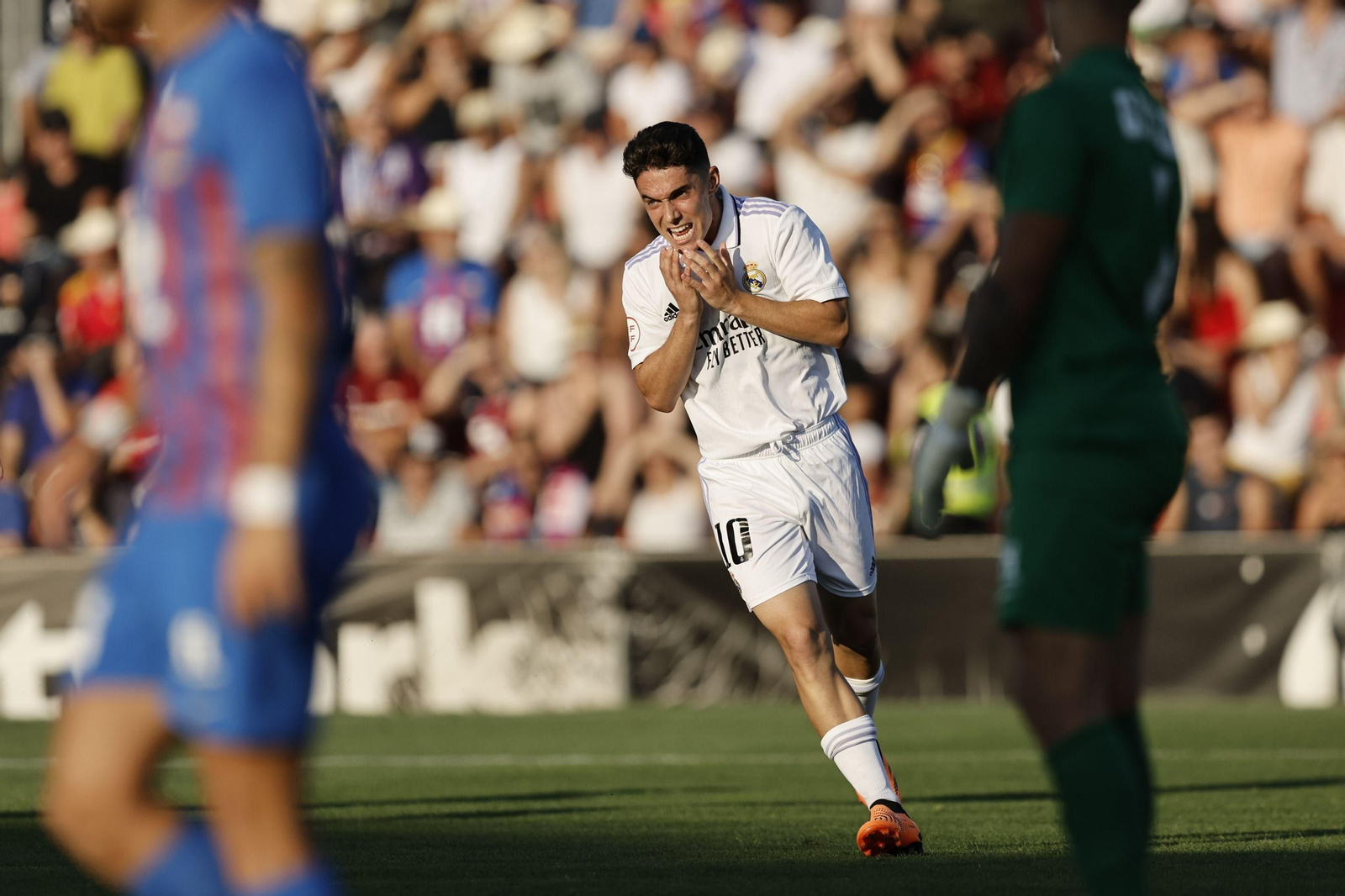 Arribas se lamenta de una ocasión en el encuentro del filial blanco en Elda