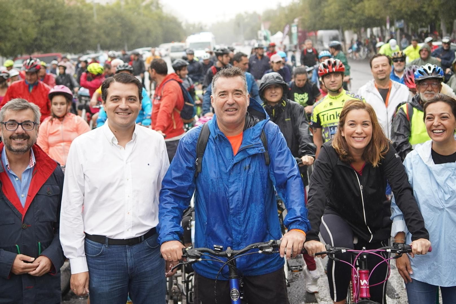 José María Bellido y Manuel Torrejimeno, en el centro, en la Fiesta de la Bicicleta.