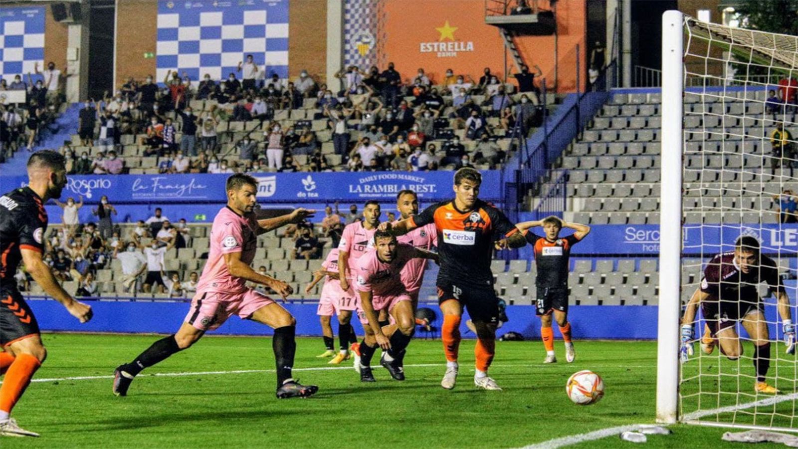 Instante en el que el lanzamiento de Kaxe sale rebotado tras estrellarse en los dos postes