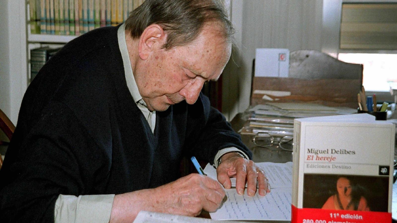 Miguel Delibes junto a ejemplares de su novela 'El hereje', que le valió en 1999 el Premio Nacional de Narrativa.