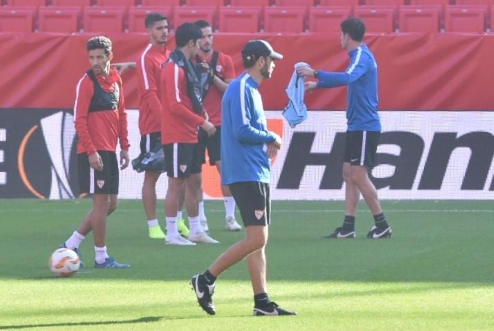 Pablo Machín, en primer plano, durante una sesión de entrenamiento.