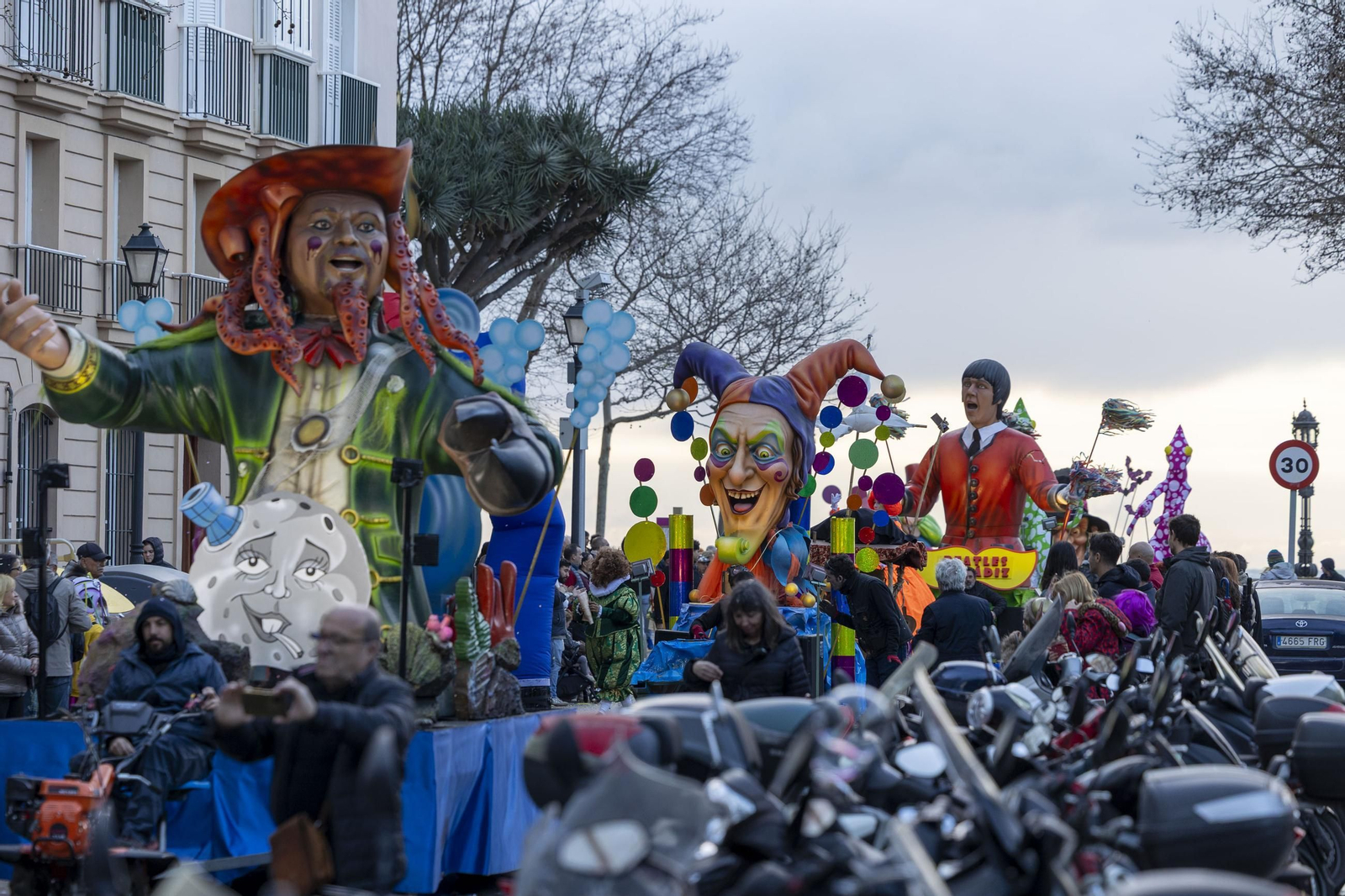 Las imágenes de la Cabalgata del Humor del Carnaval de Cádiz 2025