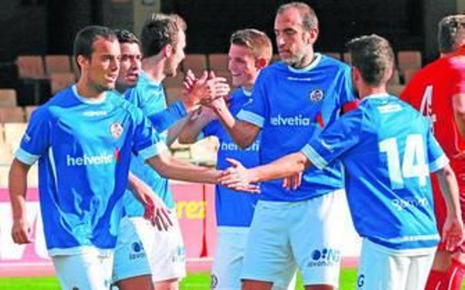 Pepe Aranda, Orihuela, César, Copero, Romerito y Enrique Olmo se felicitan después de uno de los goles.