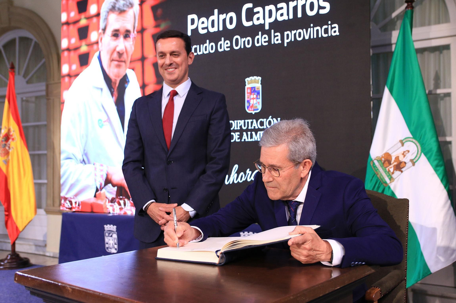 La diputación impone el Escudo de la Provincia a Pedro Caparrós