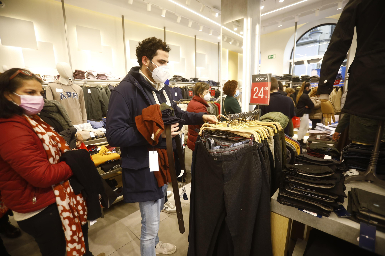 Así ha sido el primer día de rebajas en Córdoba, en fotografías