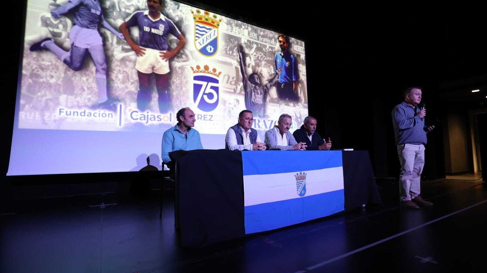 Juanmi Becerra, en el momento de presentar a Poyatos, Leira, Orúe y Perdigones.