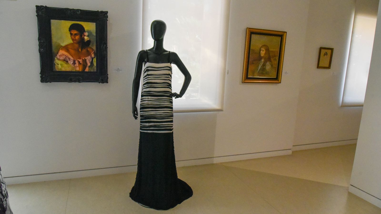 Exposición ' Vísteme: de la Alta Costura al Arte, 90 años de historia de la moda' en el Museo Cruz Herrera