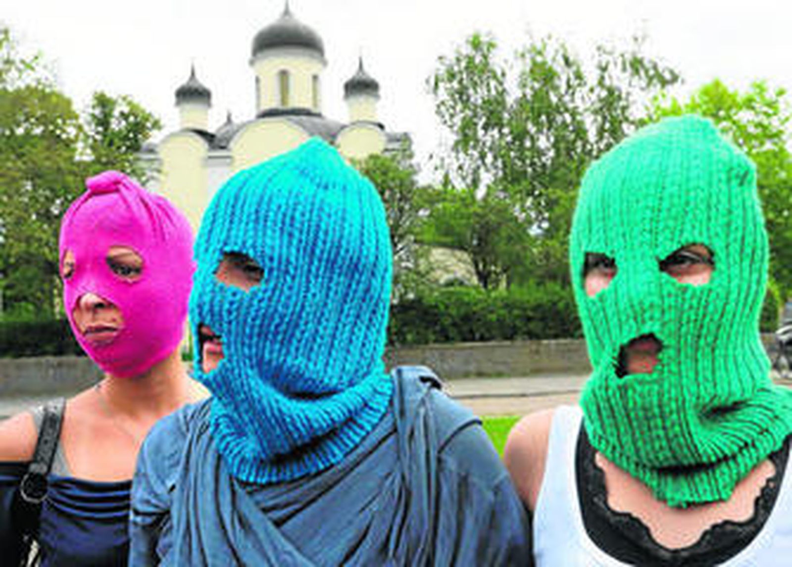 Defensoras de las Pussy Riot se enmascaran frente a una iglesia ortodoxa de Moscú.