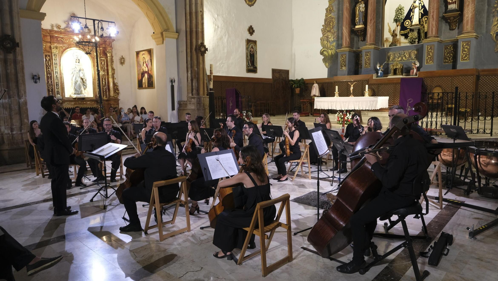 La Orquesta Ciudad de Almería dirigida por Aarón Zapico.