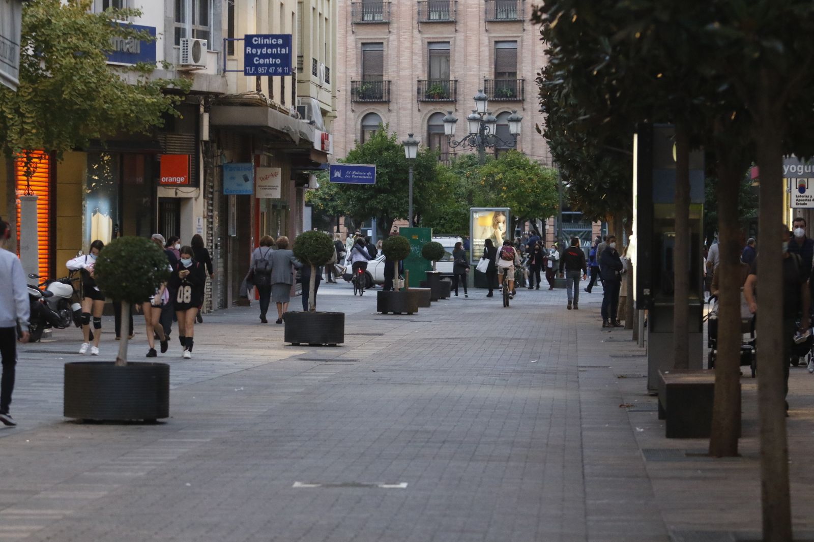 La primera tarde de cierre de bares y comercio en Córdoba, en fotografías