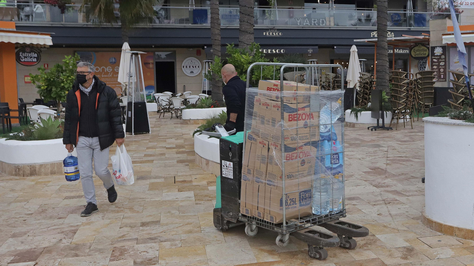Fotos del reparto de agua de Aqualia  en La Alcaidesa
