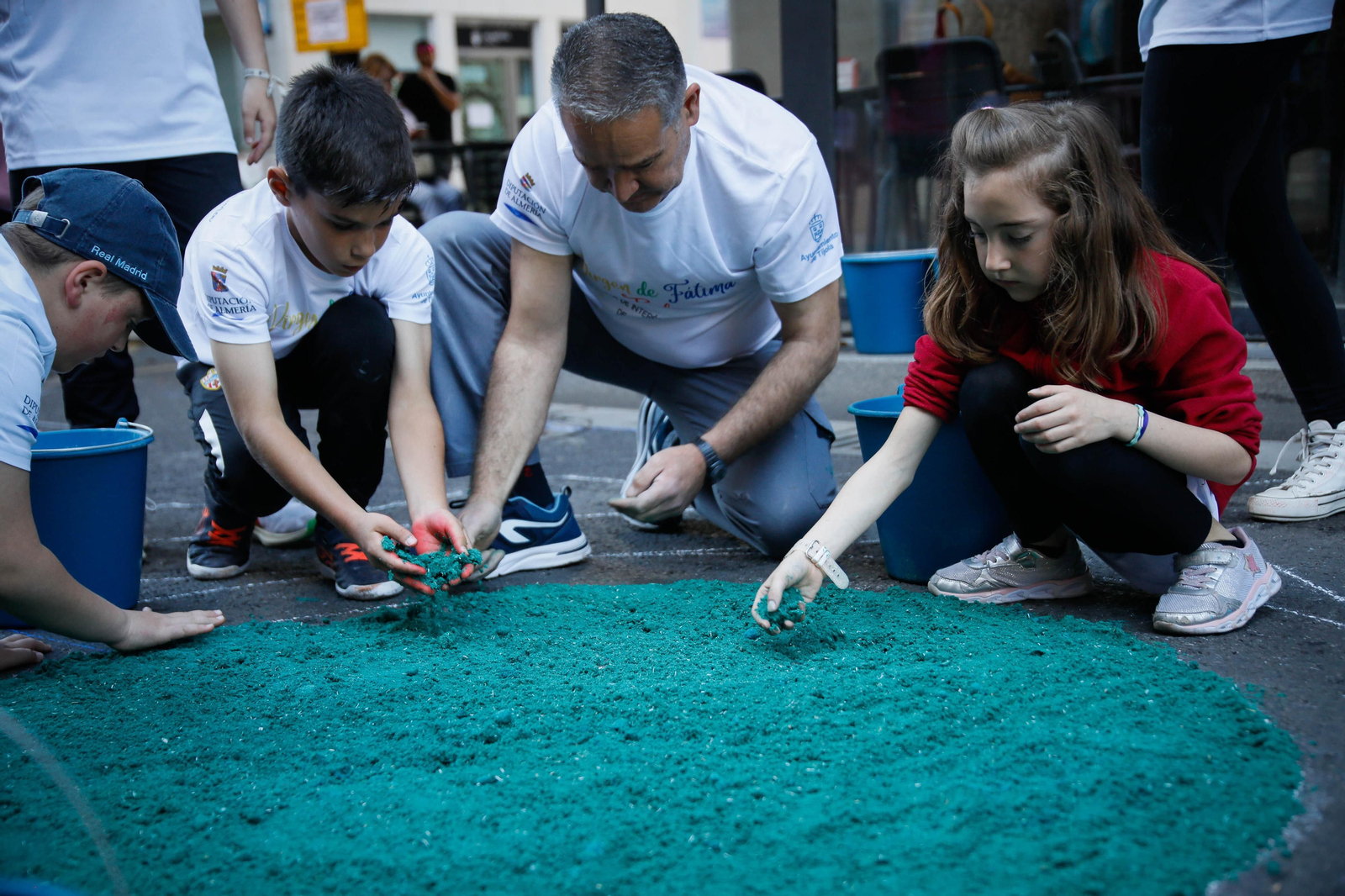 Así es la alfombra de serrín de 60 metros en el Paseo de Almería, en imágenes.