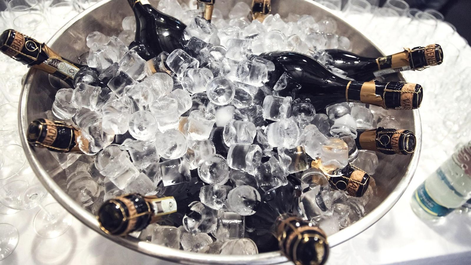 Botellas de champagne entre cubitos de hielo