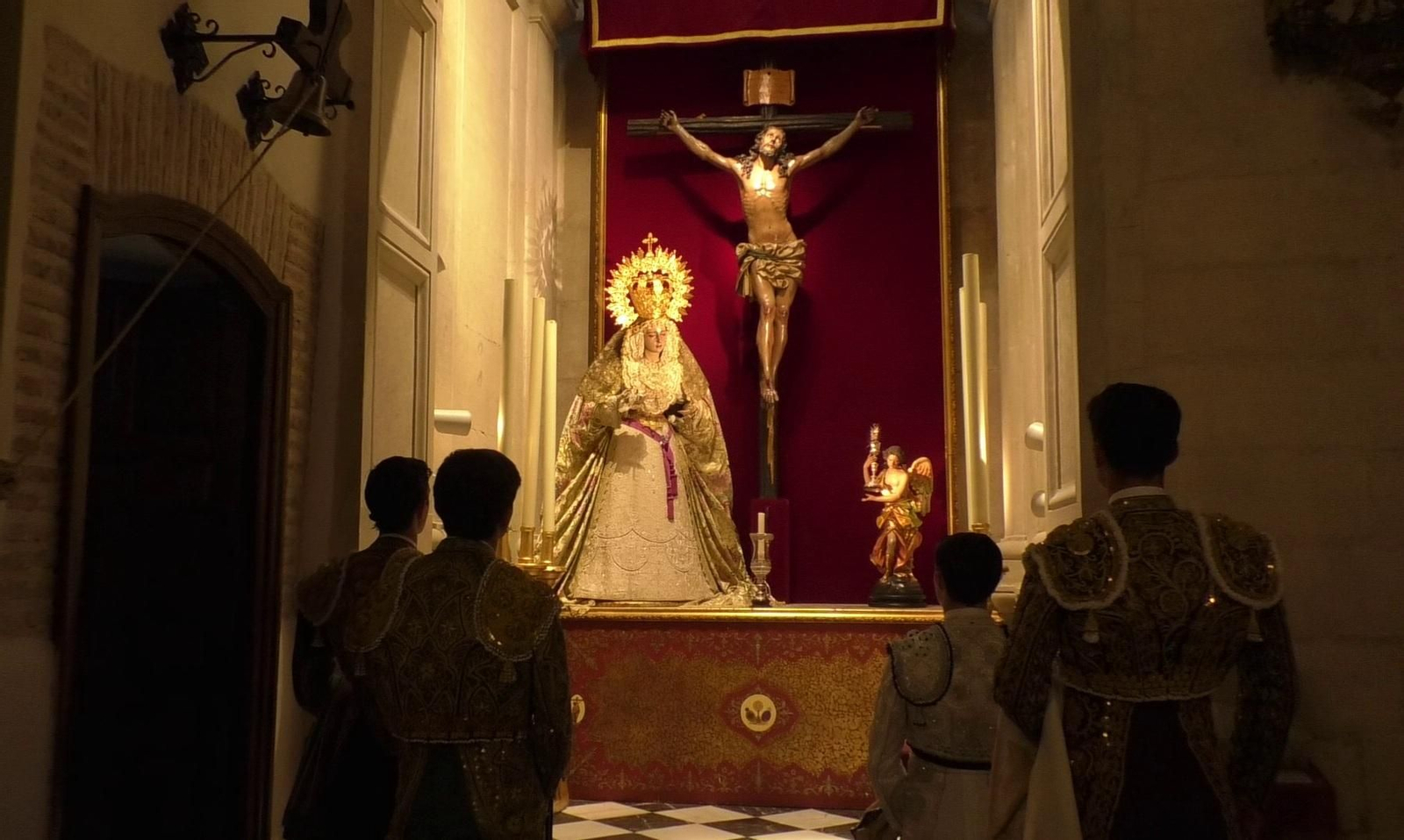 Toreros rezando ante el Cristo de la Expiración.