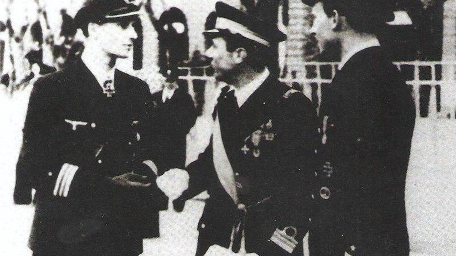 Los protagonistas de tres de los grandes reveses sufridos por la Royal Navy en el Mediterráneo en el último cuarto de 1941: el Oberleutnant zur See Friedrich Gugenberger Comandante del U-81, el Capitano de Fregata Junio Valerio Borghese Jefe de la X Flottiglia MAS y Oberleutnant zur See Hans-Diedrich von Tiesenhausen Comandante del U-331, el 2 de abril de 1942, durante la ceremonia de la concesión a estos tres marinos de la Medaglia d´Oro al Valore Militare en La Spezia.