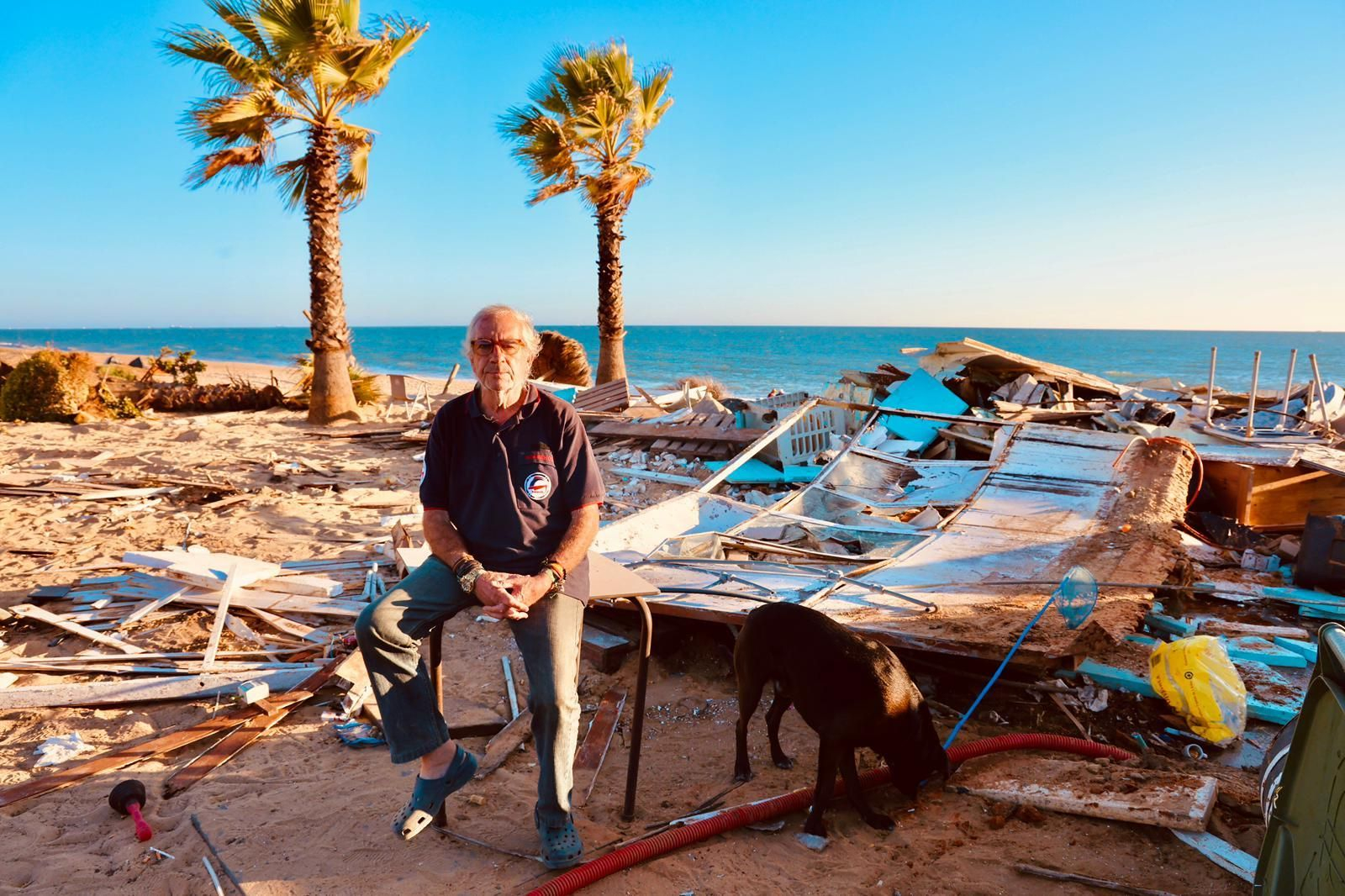 Manuel Da Silva, junto a su chiringuito en ruinas.