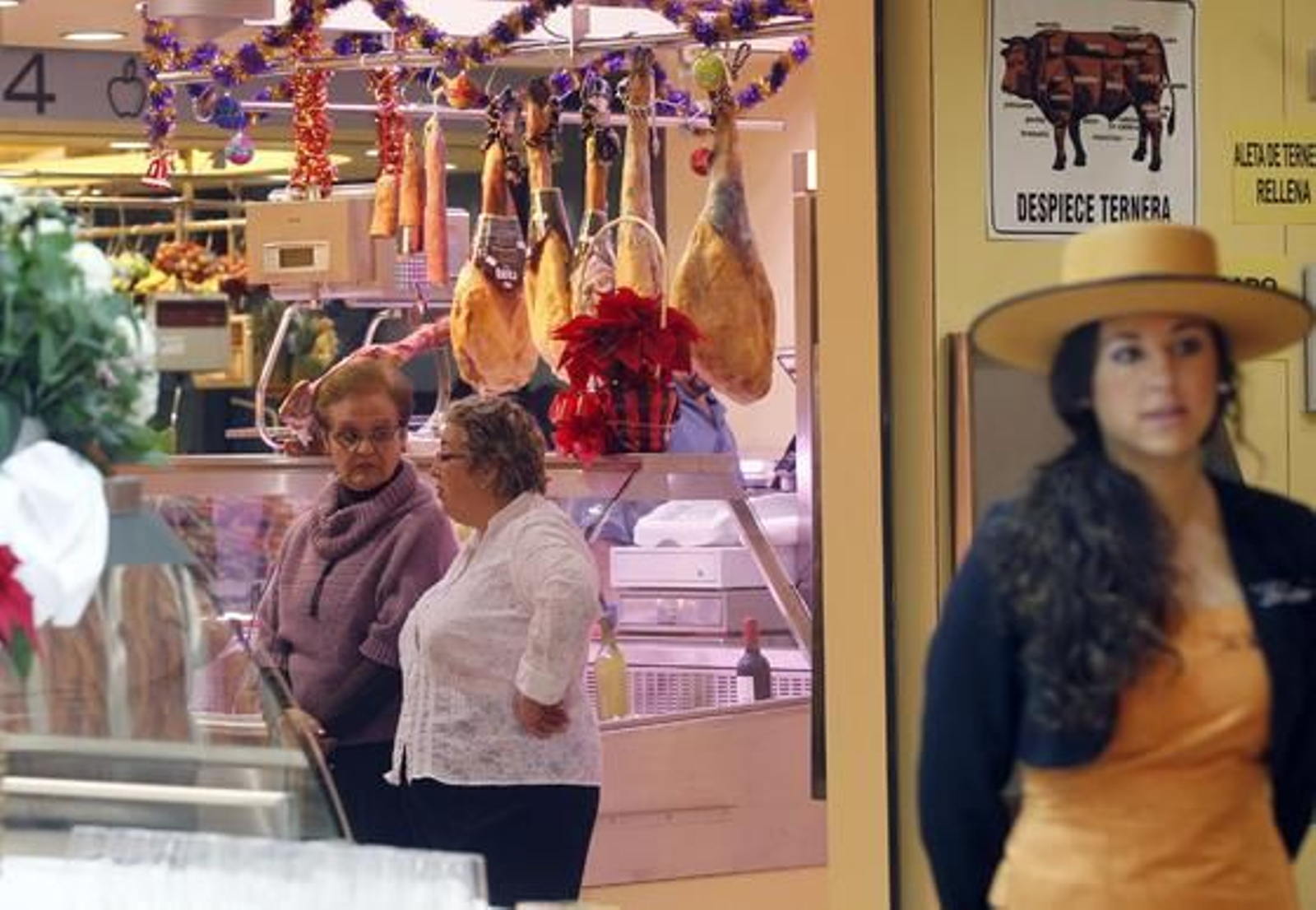 El alcalde inaugura el reformado mercado de la Encarnación. / Antonio Pizarro