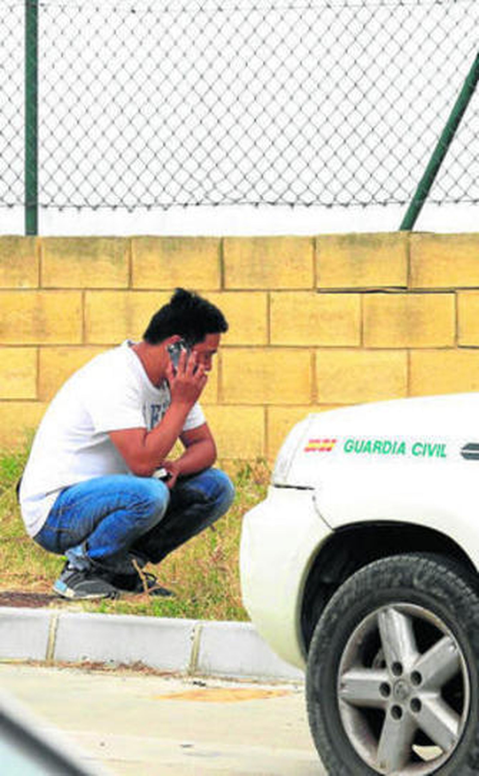 Un ciudadano chino habla por el teléfono en una zona cercana al suceso.