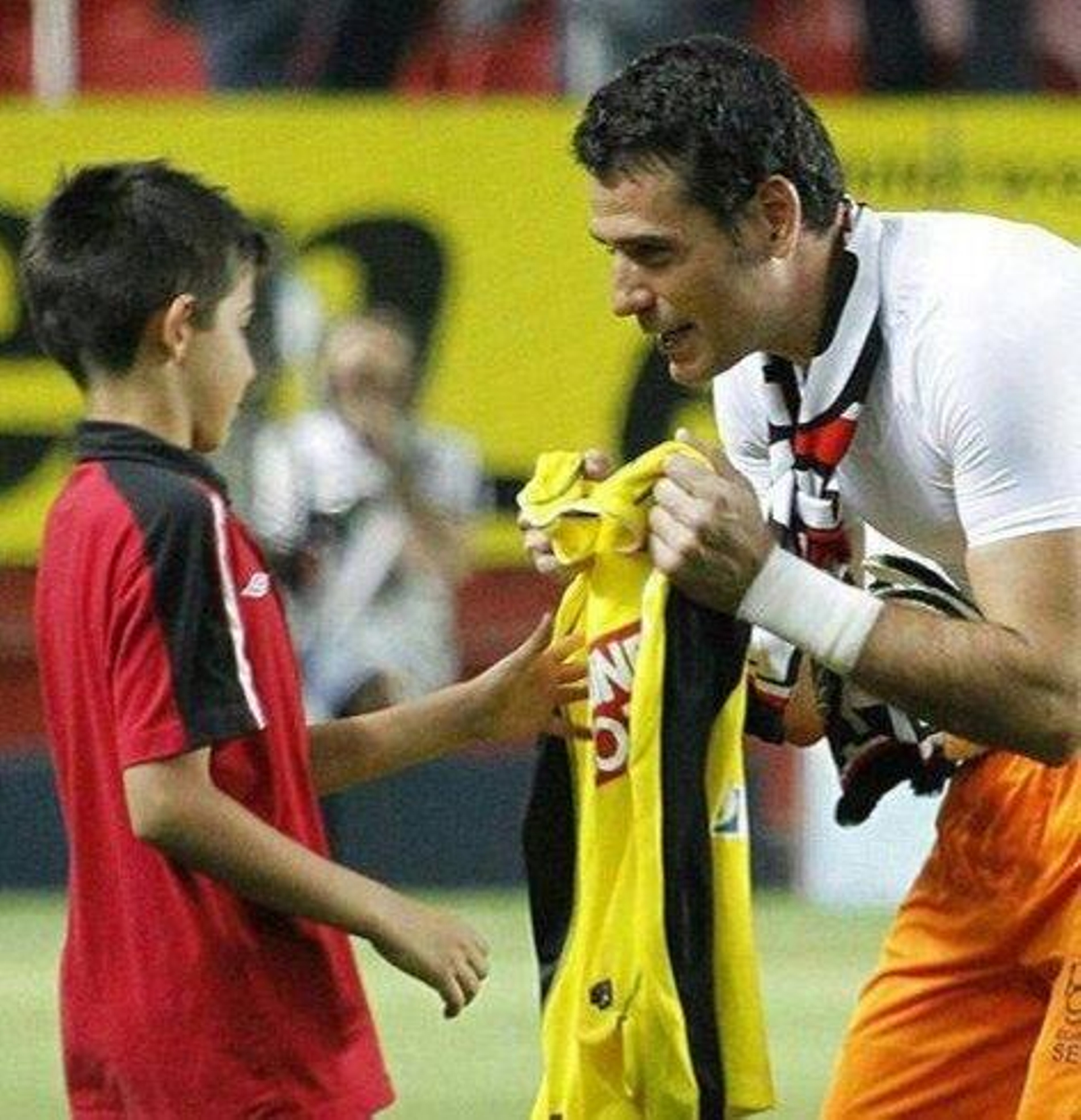 Alberto Flores, cuando era alevín, recibe la última camiseta del Sevilla de Palop, en 2013.