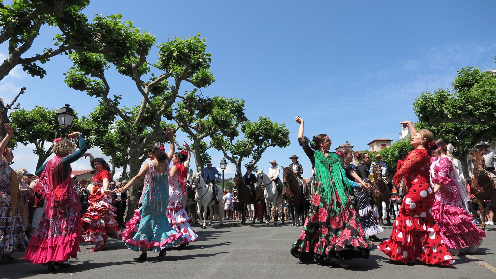 Sevillanas, trajes de flamenca y caballos en una edición pasada del Festival Andaluz.