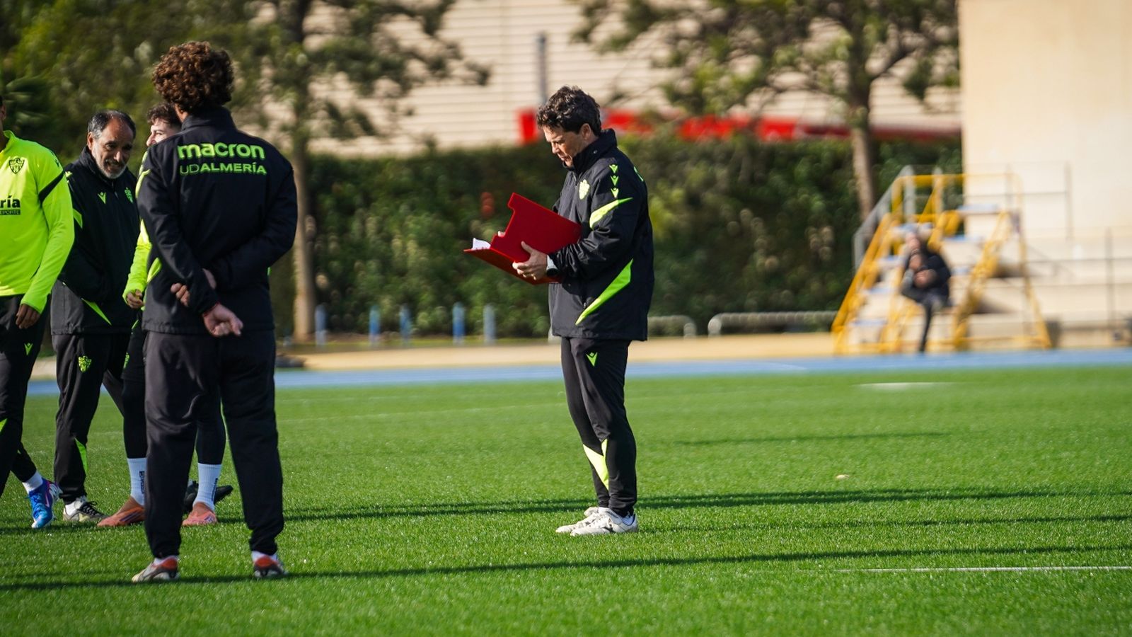 El técnico unionista revisa sus apuntes en el entrenamiento del pasado jueves.