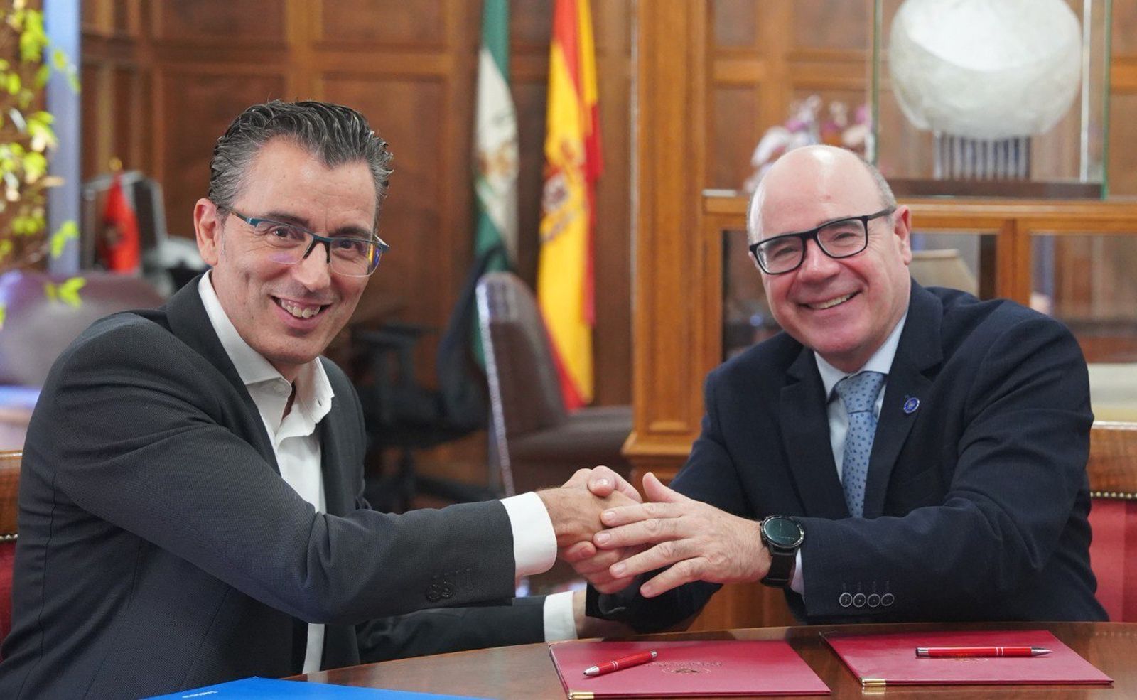 El director del Territorio Sur de Telefónica España, Joaquín Segovia y el rector de la Universidad de Granada, Pedro Mercado.