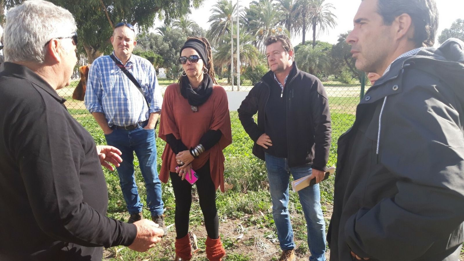 La concejal Raquel Ñeco escucha las explicaciones de los técnicos contra plagas en el parque Princesa Sofía.