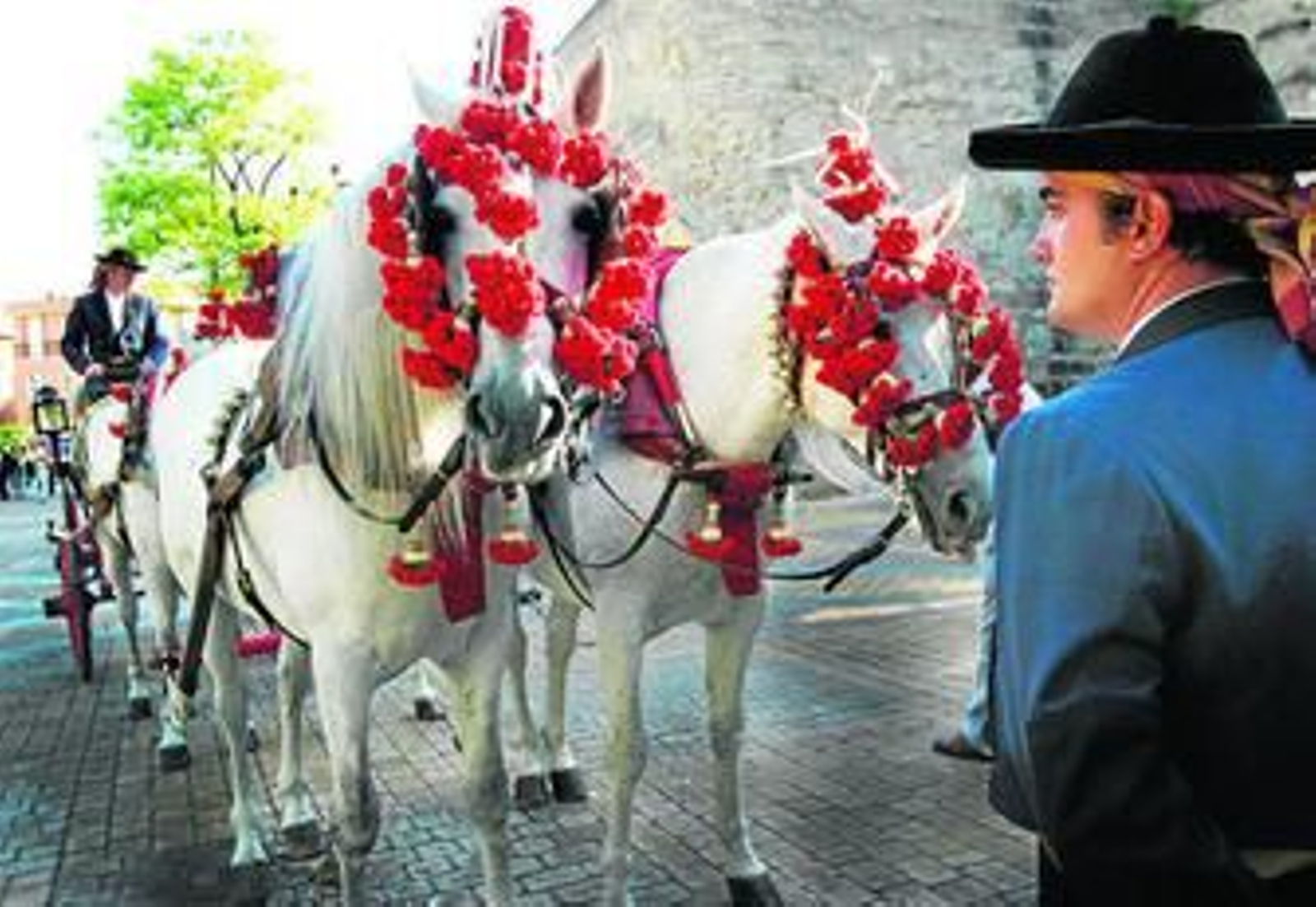 Uno de los carruajes ayer a su paso por la Alameda Vieja.