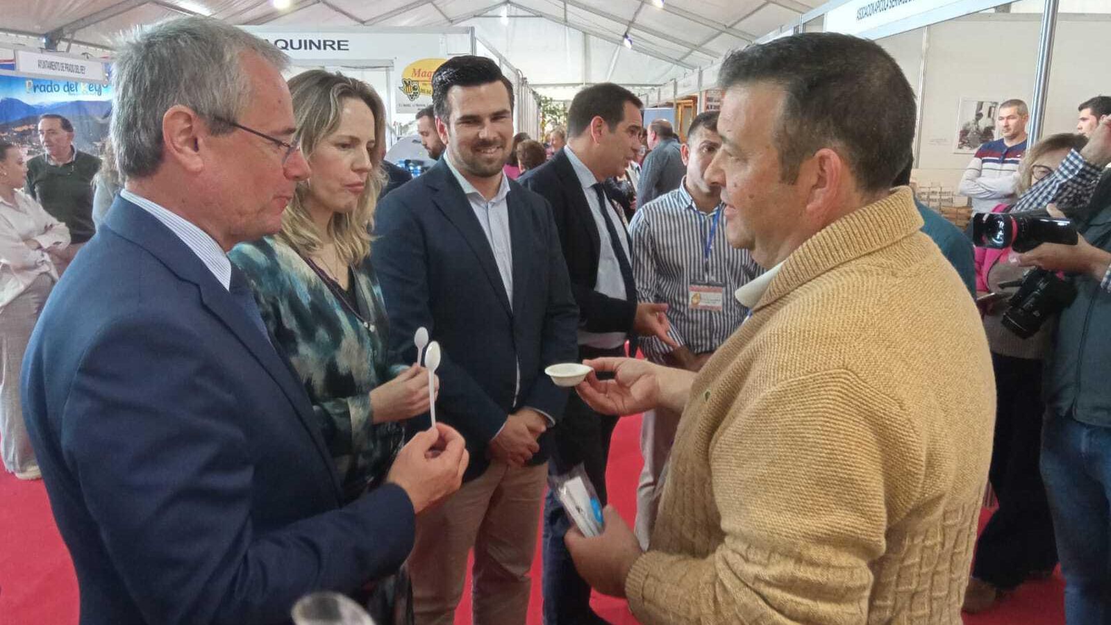 El embajador de Eslovenia, junto a la alcaldesa, autoridades y productores.