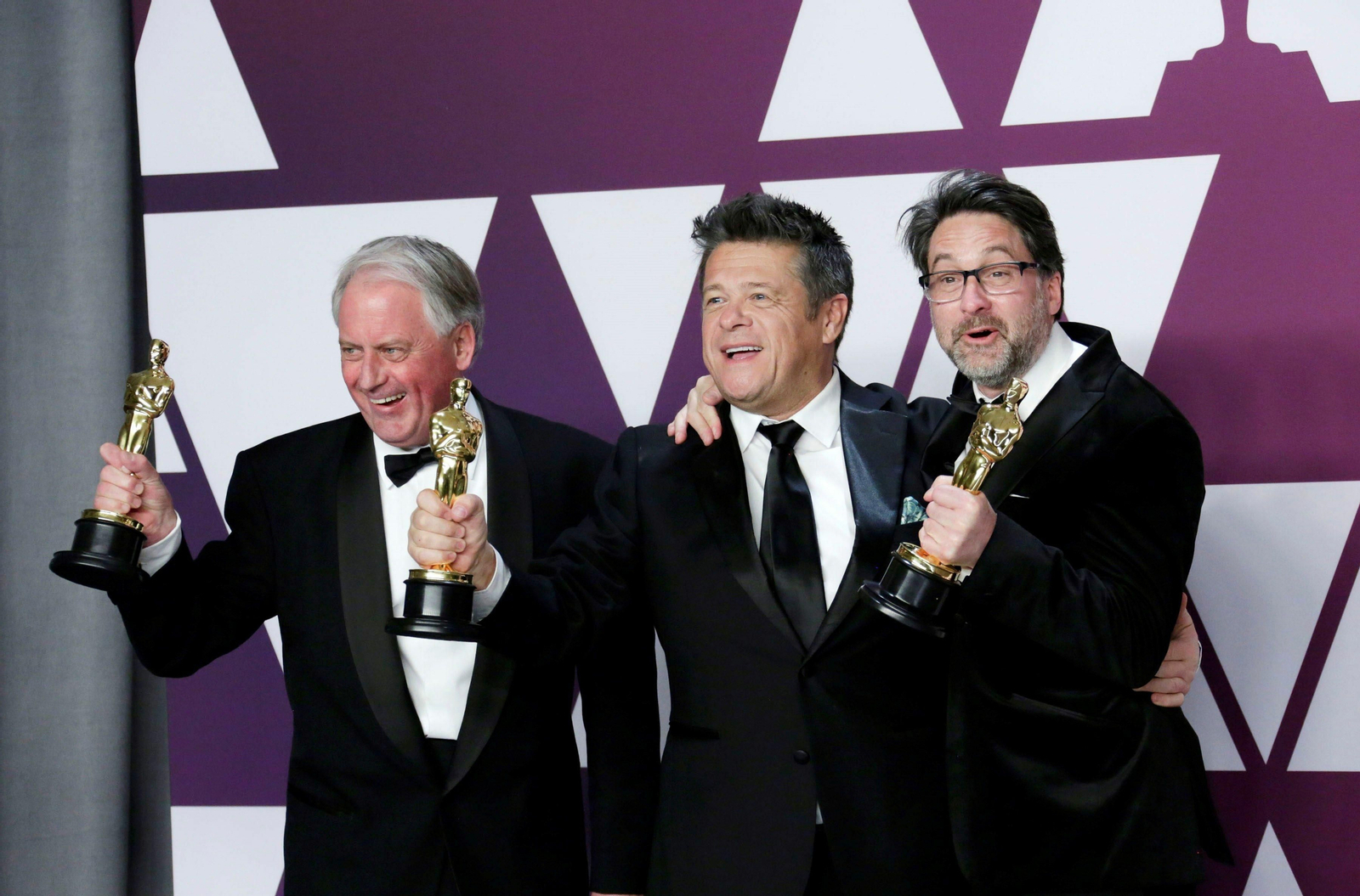 Paul Massey, Tim Cavagin y John Casali, posan con la estatuilla a la mejor mezcla de sonido por 'Bohemian Rhapsody'