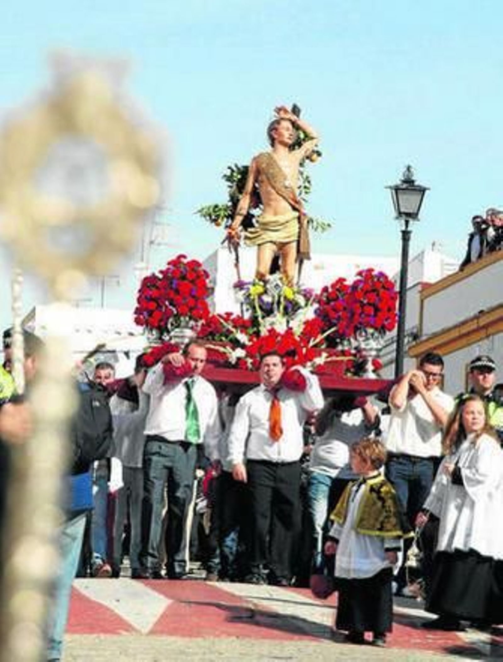 El patrón cartayero, San Sebastián, ayer en parihuelas por las calles.