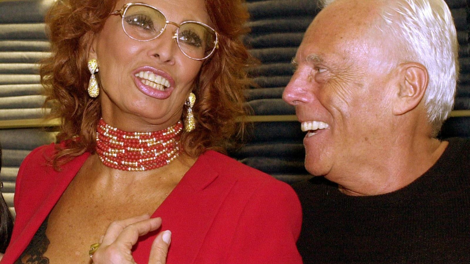 Giorgio Armani con la estrella italiana Sophia Loren en el año 2001
