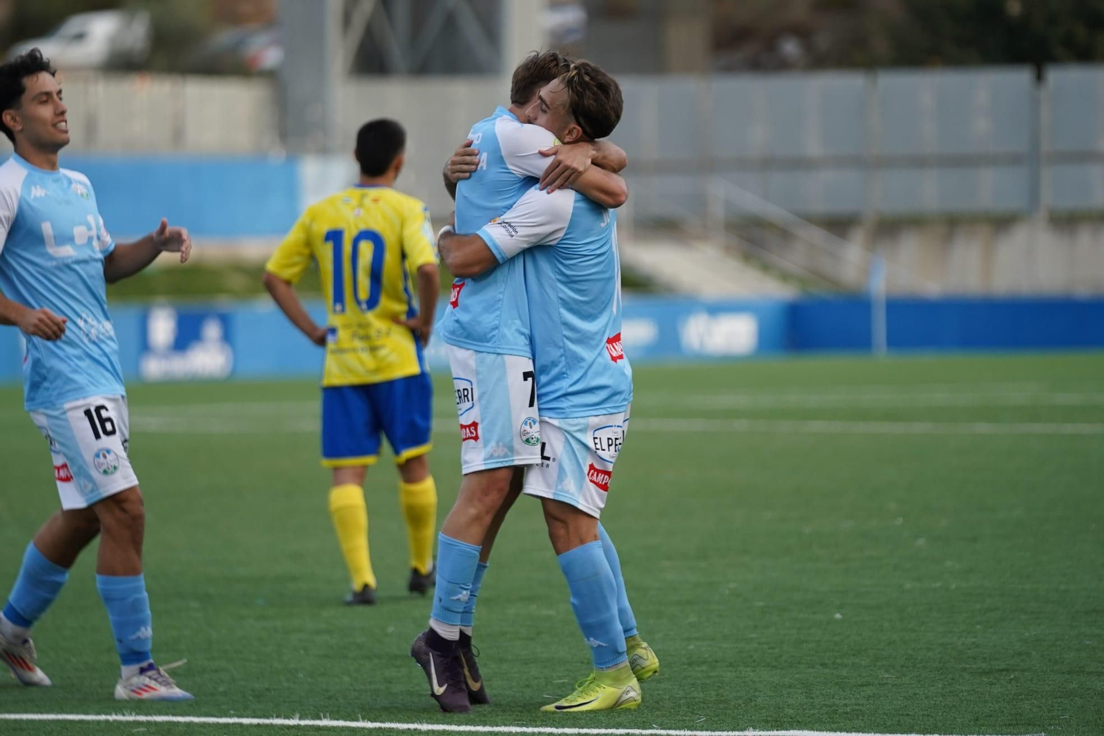 Los jugadores del Ciudad de Lucena celebran un gol durante un partido de este curso.