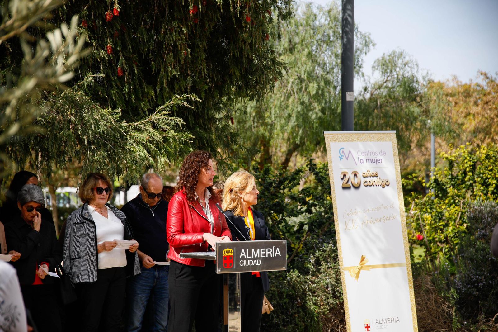 Las imágenes de la plantación de un olivo y el entierro de una cápsula del tiempo