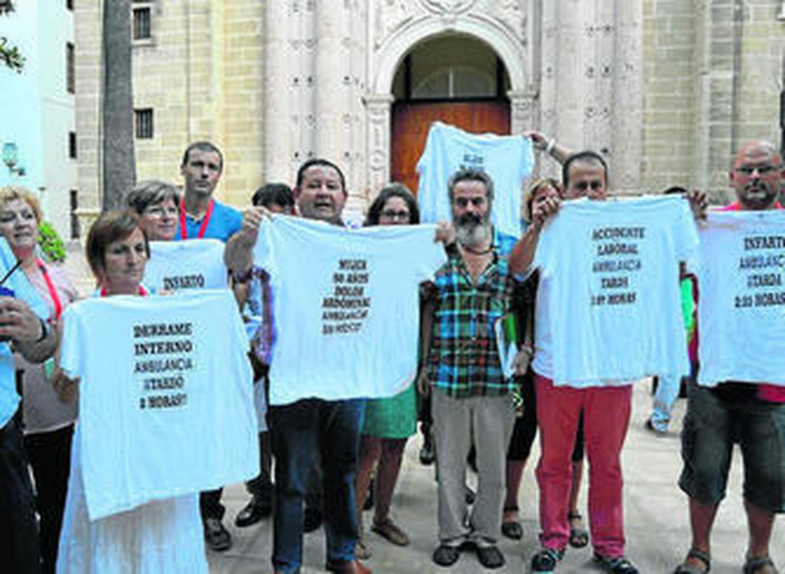 Alcaldes y vecinos de la Sierra Sur, ayer en el Parlamento.