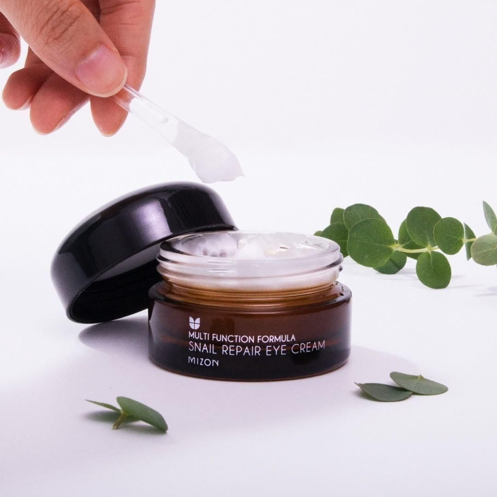 La crema reparadora de contorno de ojos de Mizon contiene ingredientes provenientes del caracol que aportan elasticidad.