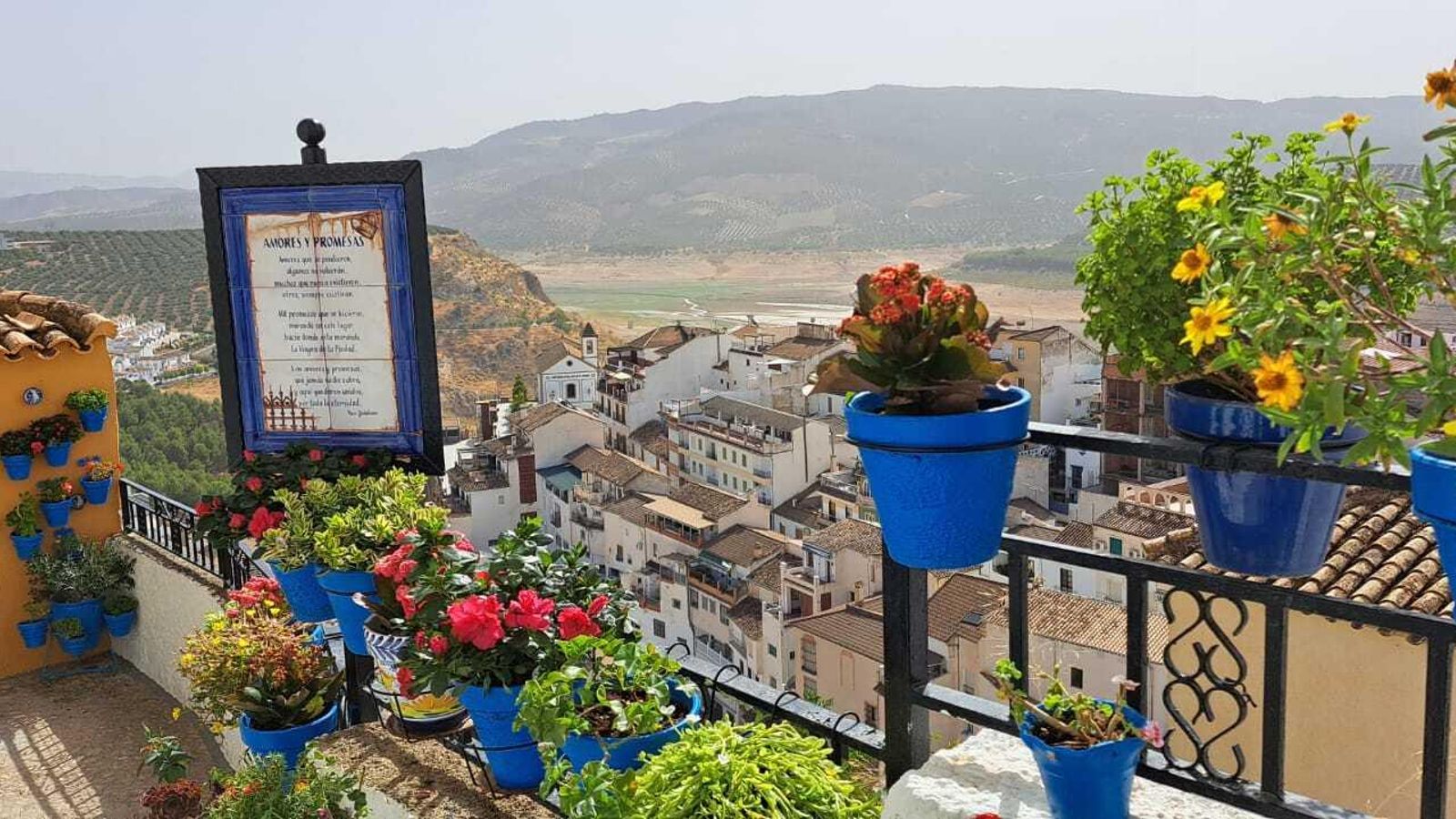 'Amores y promesas' es la poesía de Paco Quintanar que ilustra el azulejo que hay en el Mirador de San Rafael