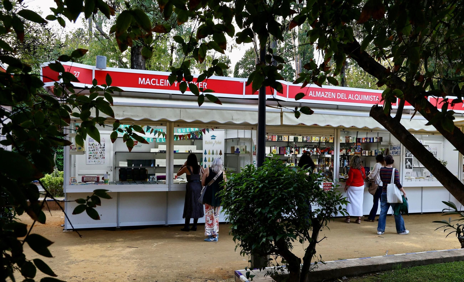Expositores dispuestos en la Feria del Libro, dentro de los Jardines de Murillo.