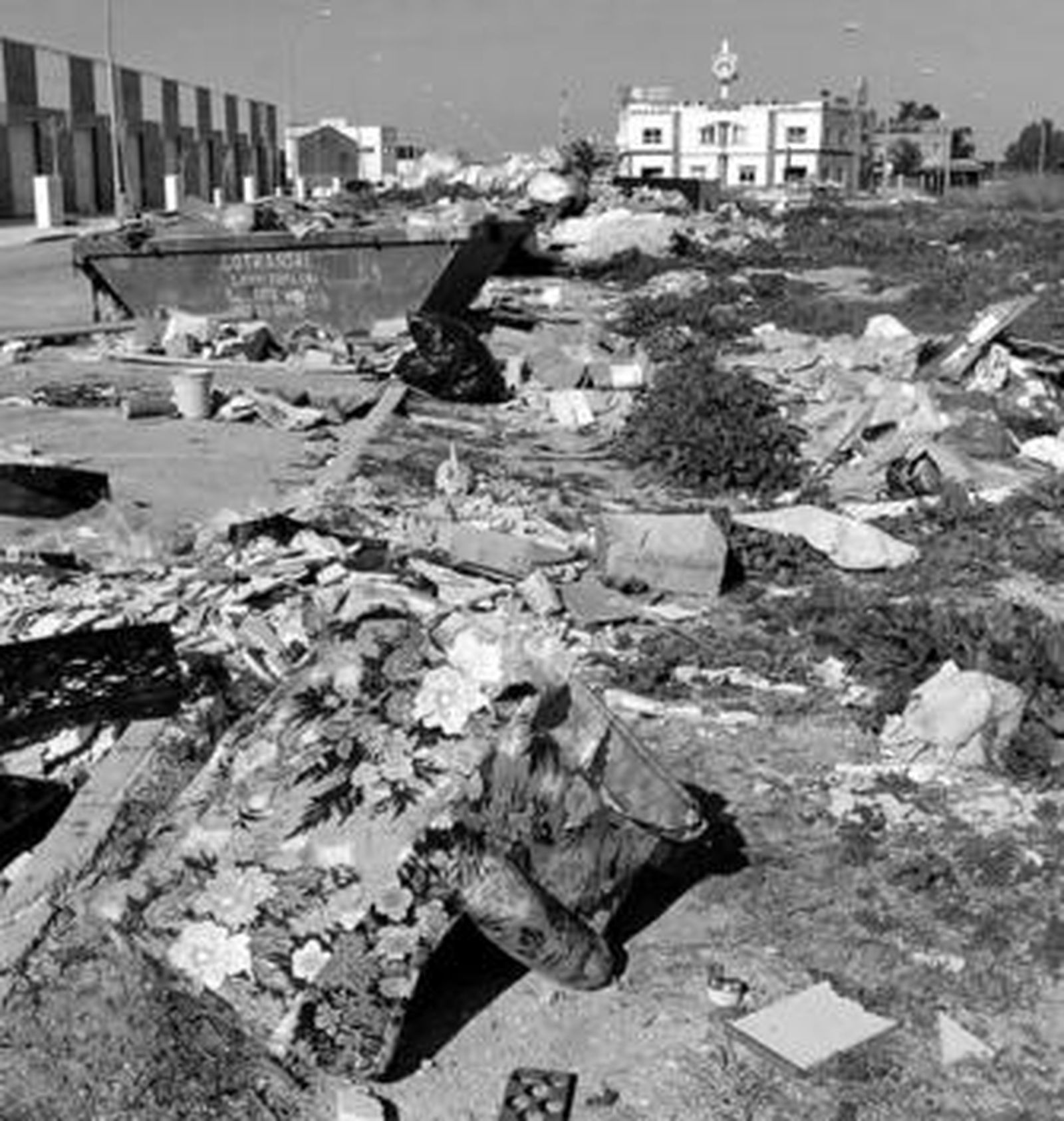 Los contenedores han comenzado a ser retirados de Pelagatos, pero la basura continúa.