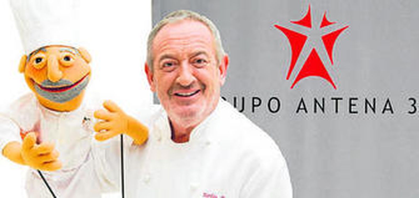 Karlos Arguiñano y una marioneta de su caricatura, ayer.