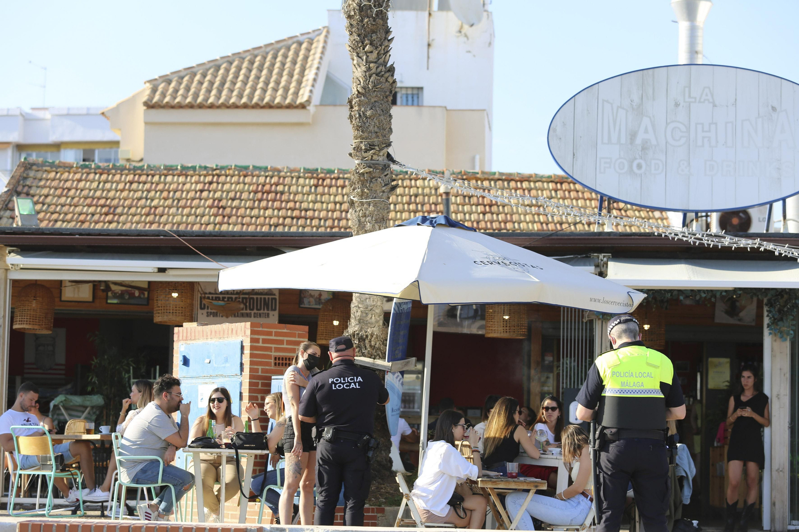 Las fotos del refuerzo policial en Pedregalejo ante su masificación