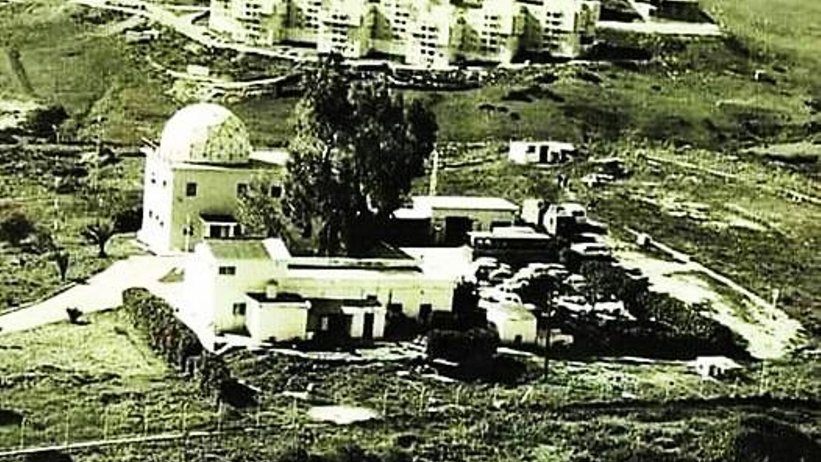 Acuartelamiento de Adalides, en una de sus fases. En primer termino, la Casita de Las Palomas y su famoso árbol.