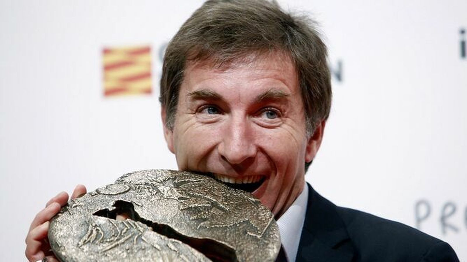 Antonio de la Torre con el Premio Forqué.