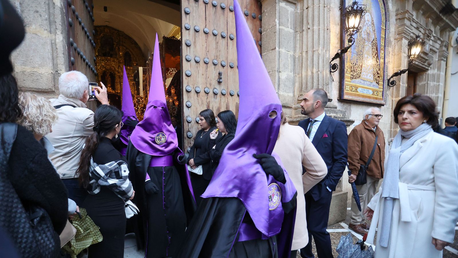Nazarenos de la Soledad saliendo de la Iglesia de la Victoria.